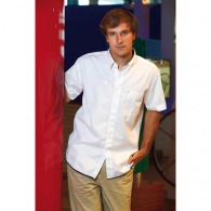 Chemisette homme 100% coton twill. manches courtes. 1 poche poitrine personnalisable avec surpiqûre contrastée. intérieur col
