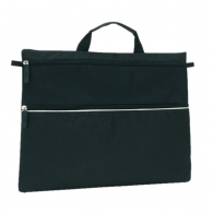 Avec poche frontale et poche principale à fermeture éclair et une bandoulière renforcée. 600d polyester -