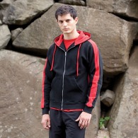 80 % coton/20 % polyester, bandes contrastées le long de la manche, capuche intérieure contrastée, poche