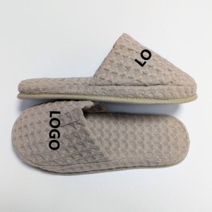 Pantofole di lusso in nido d'ape con logo ricamato