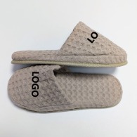 Chaussons de luxe en nid d'abeille avec logo brodé