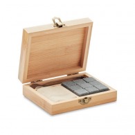 Cubos de hielo de whisky personalizables en una caja de bambú