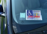 Bolsillo adhesivo para la tarjeta de aparcamiento para discapacitados
