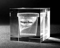 Pisapapeles de vidrio rectangular con grabado láser en 3D