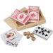 Cartes de jeu dans boîte en bois avec dé cadeau d’entreprise