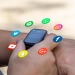 Montre connectée noire avec un écran tactile, montre connectée publicitaire