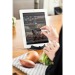 Un soporte de tabletas con un bolígrafo de chef..., lápiz óptico publicidad