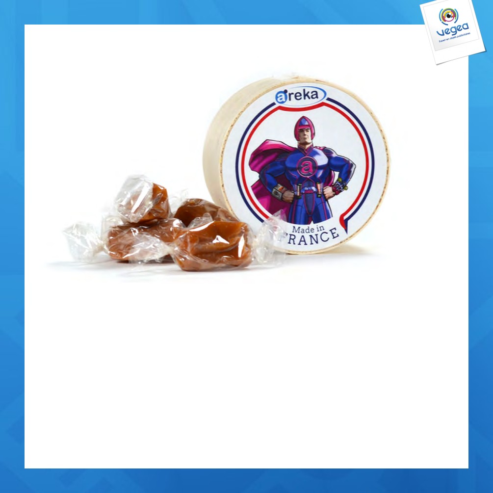 Petite boîte ronde en bois avec caramels au beurre salé